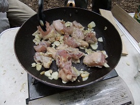 b01ニンニクをオリーブ油で炒め_鶏を塩コショウで炒めるDSCF1305