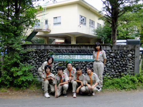 37ボーイスカウト日本連盟山中野営場の門で記念撮影DSCF1510