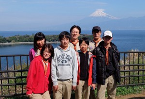 27_大瀬崎と富士山をバックに記念撮影＿DSCF1327
