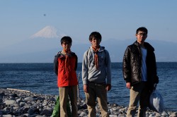 28_大瀬崎にて富士を望む３人＿DSCF1279